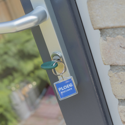 Sleutel in deurslot kunststof achterdeur 