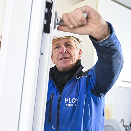 Plaatsen kunststof kozijn