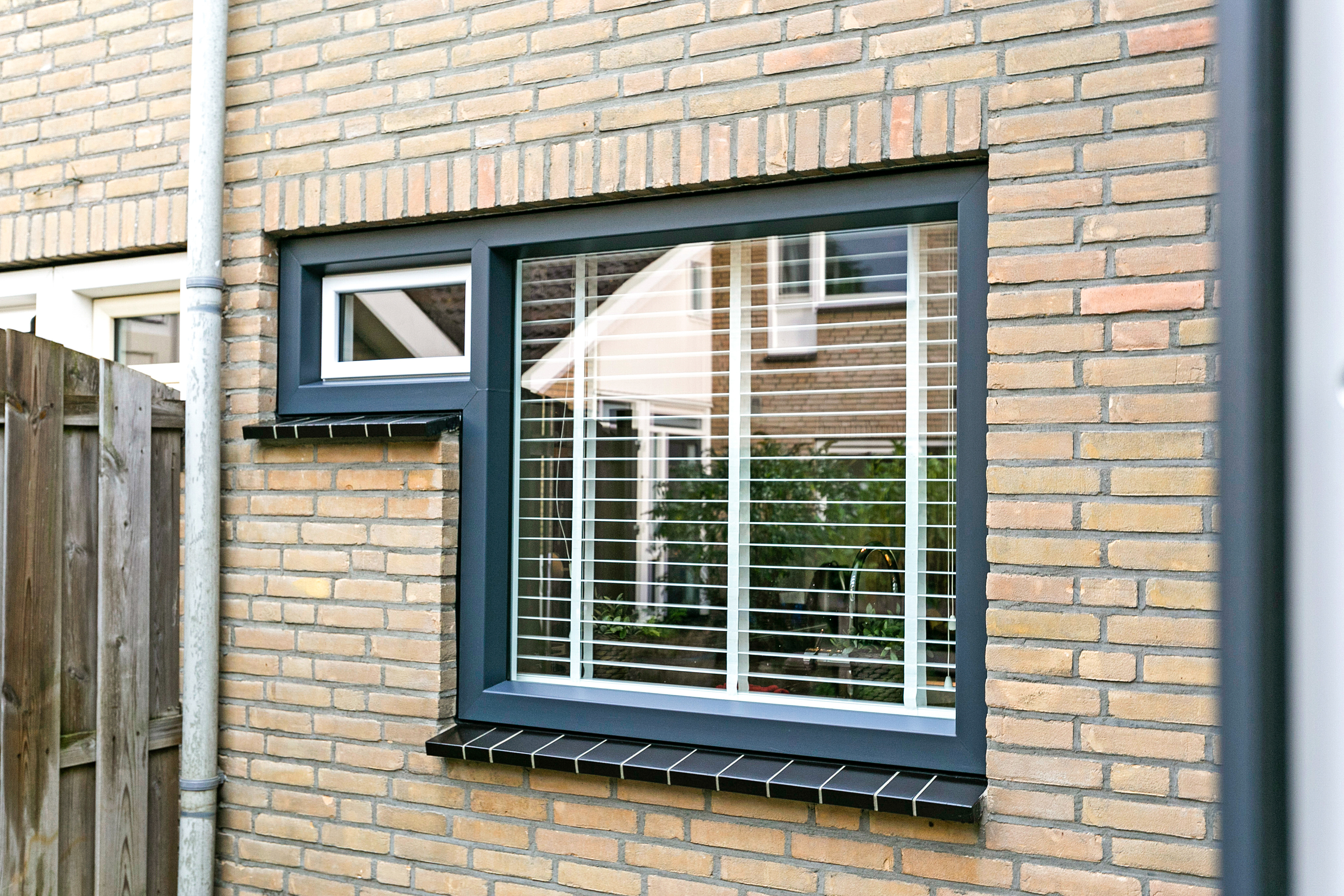 Kunststof vast raam in antracietgrijs met val raam 