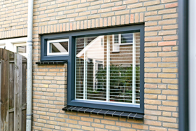 Kunststof vast raam in antracietgrijs met val raam 