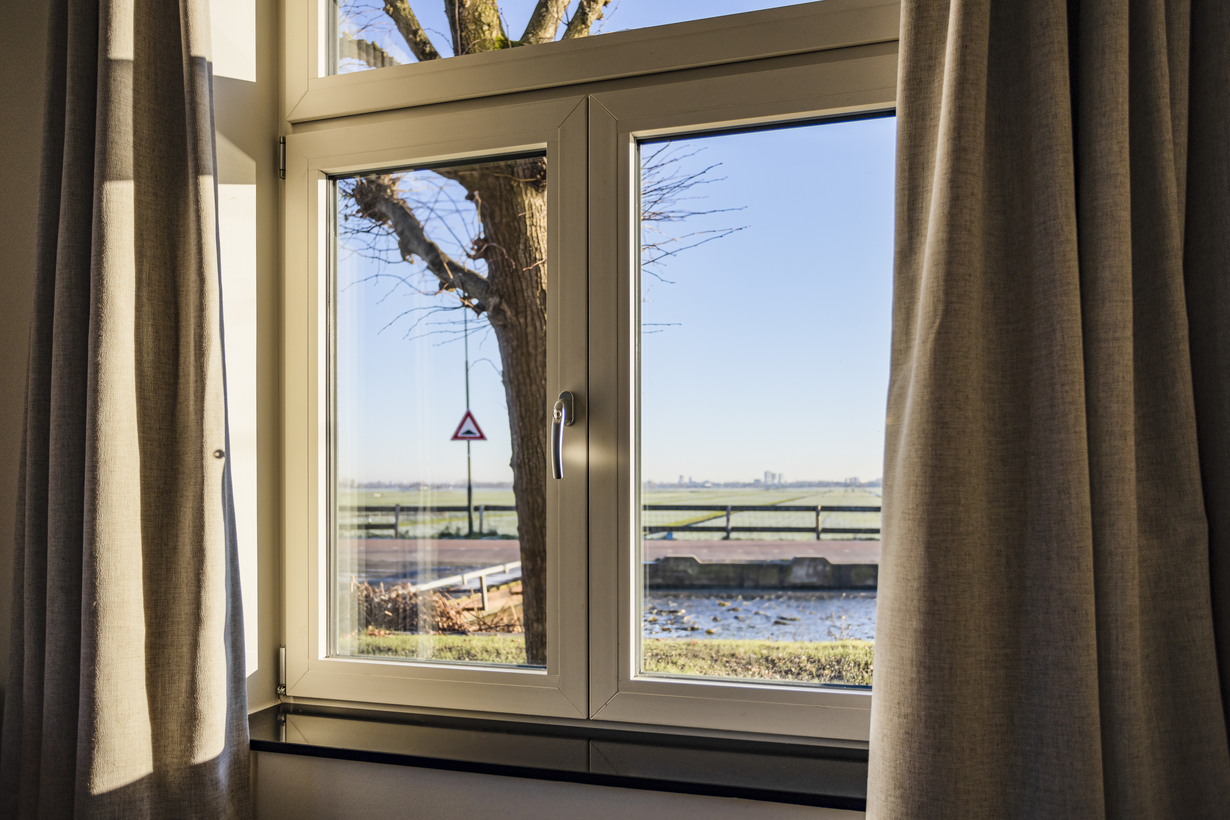 Kunststof stolpraam in wit vanuit binnen met vensterbank