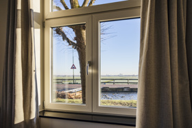 Kunststof stolpraam in wit vanuit binnen met vensterbank