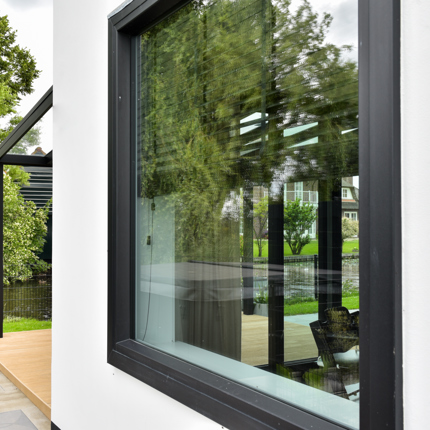 Zwart kunststof kozijn