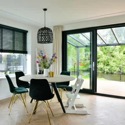 Zwarte kunststof schuifpui