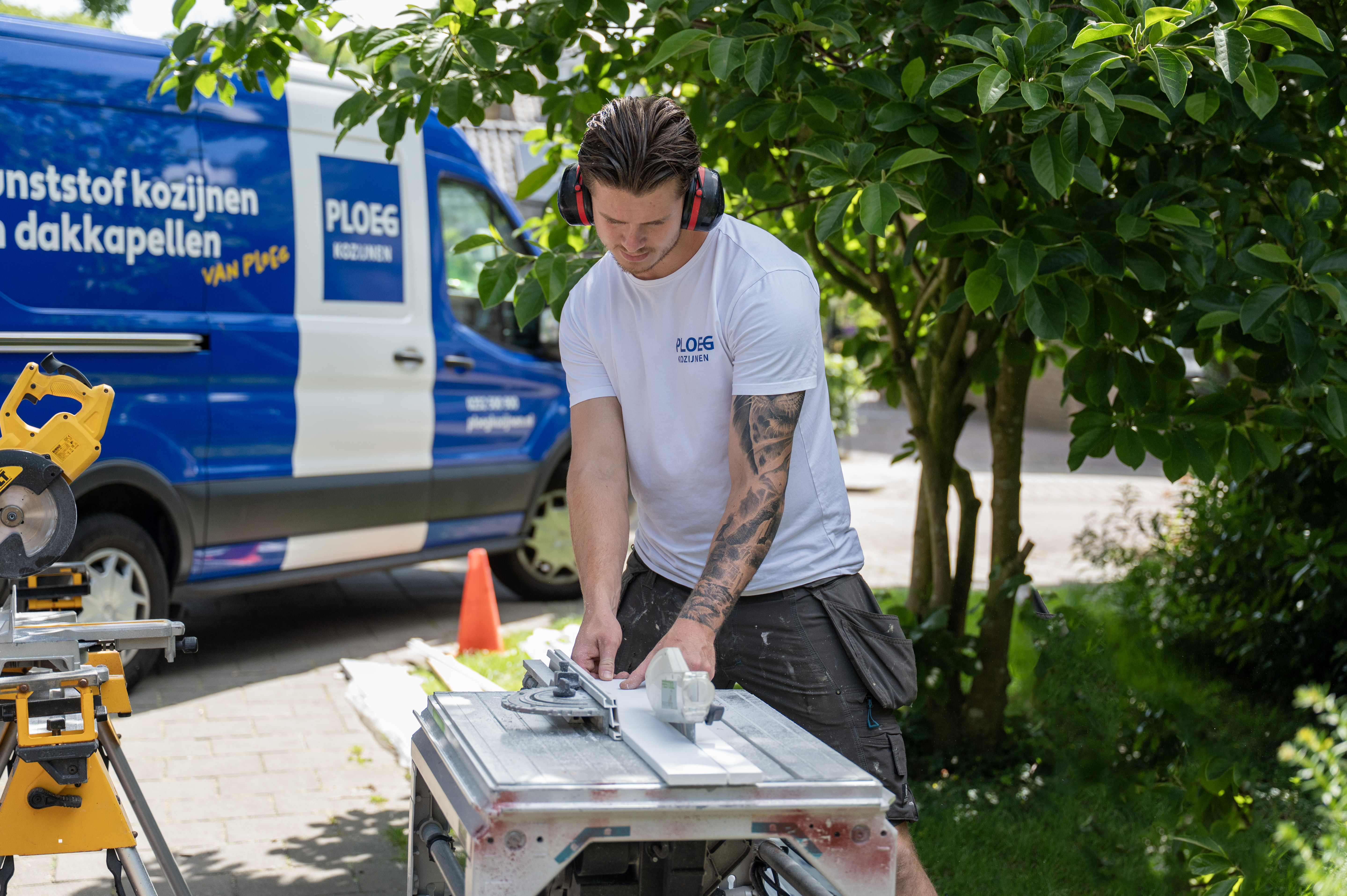 Dennis Tamboer aan het werk als monteur bij Ploeg 
