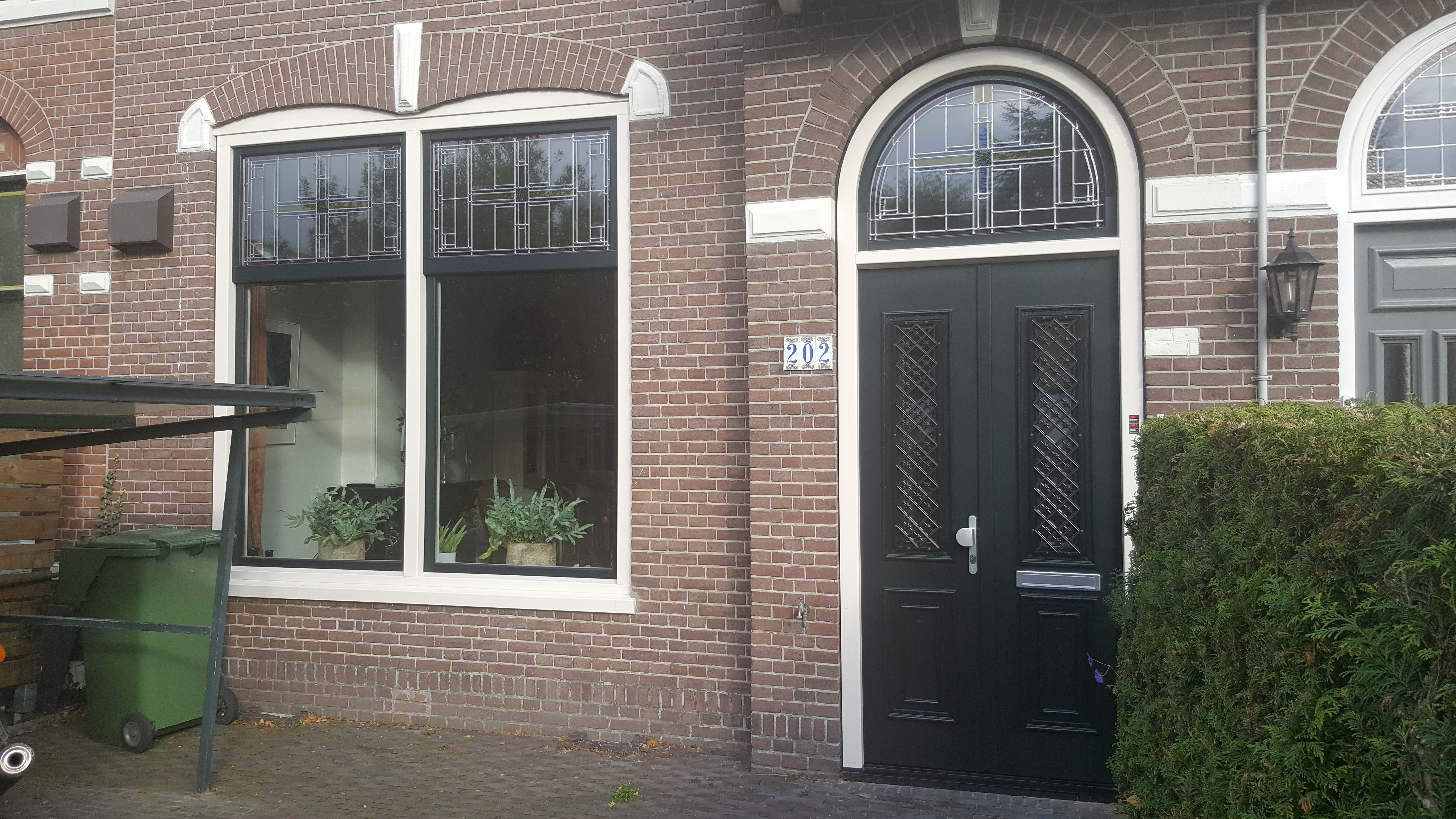 Kunststof toogkozijn met glas in lood