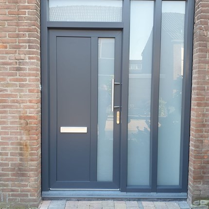 Ploeg voordeur op maat samen te stellen