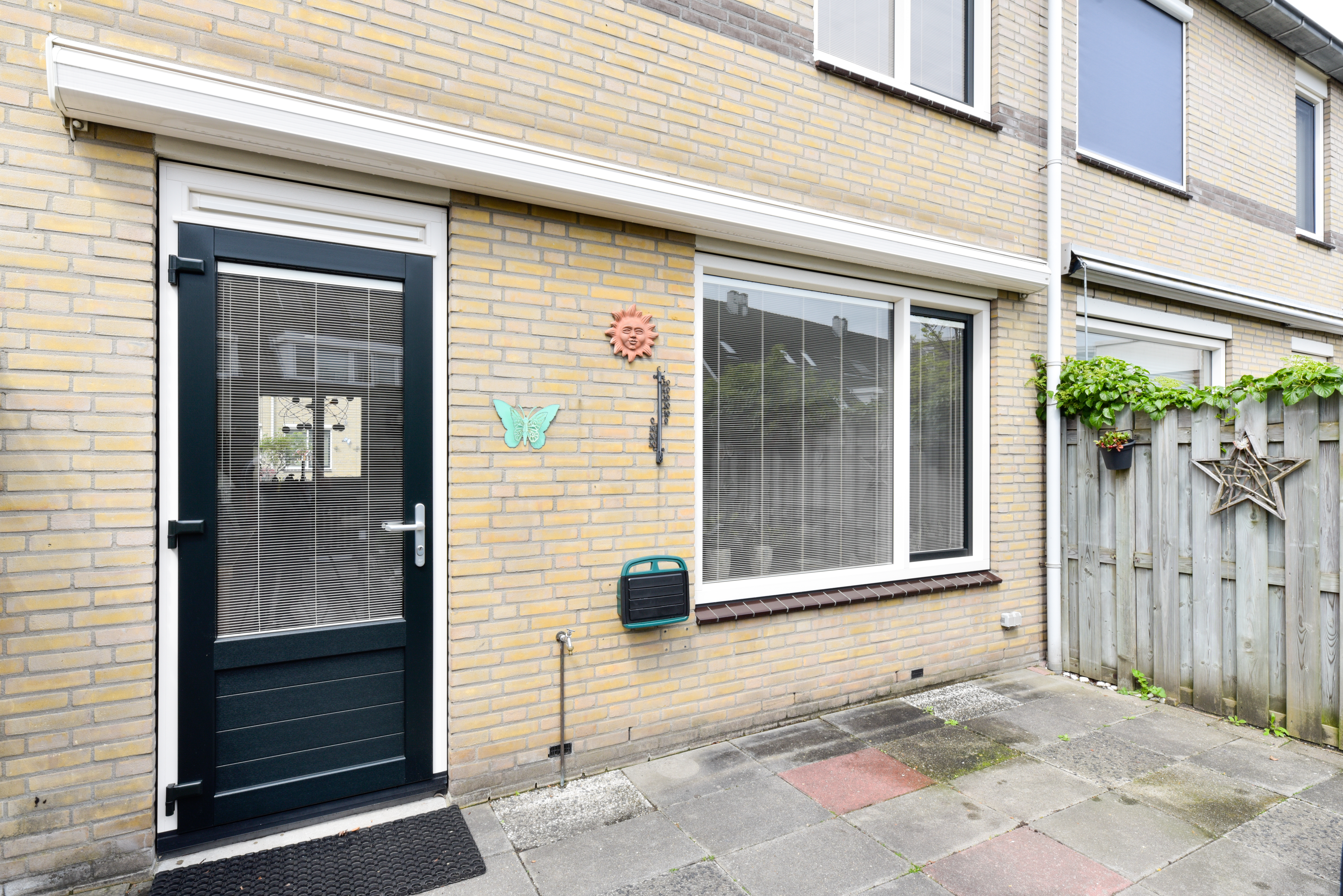 Kunststof achterdeur met ventilatierooster 