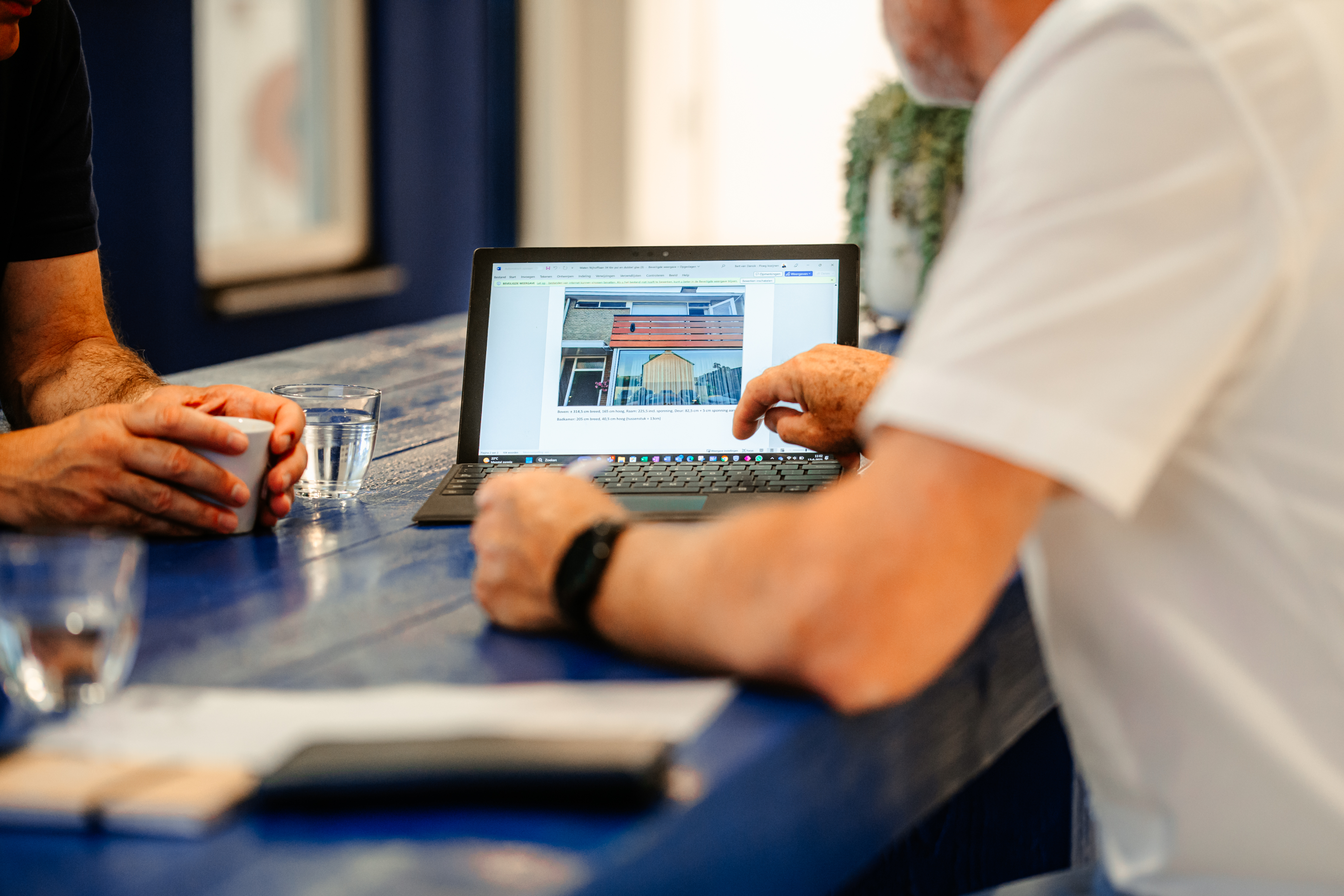 Een afspraak in de showroom met een adviseur