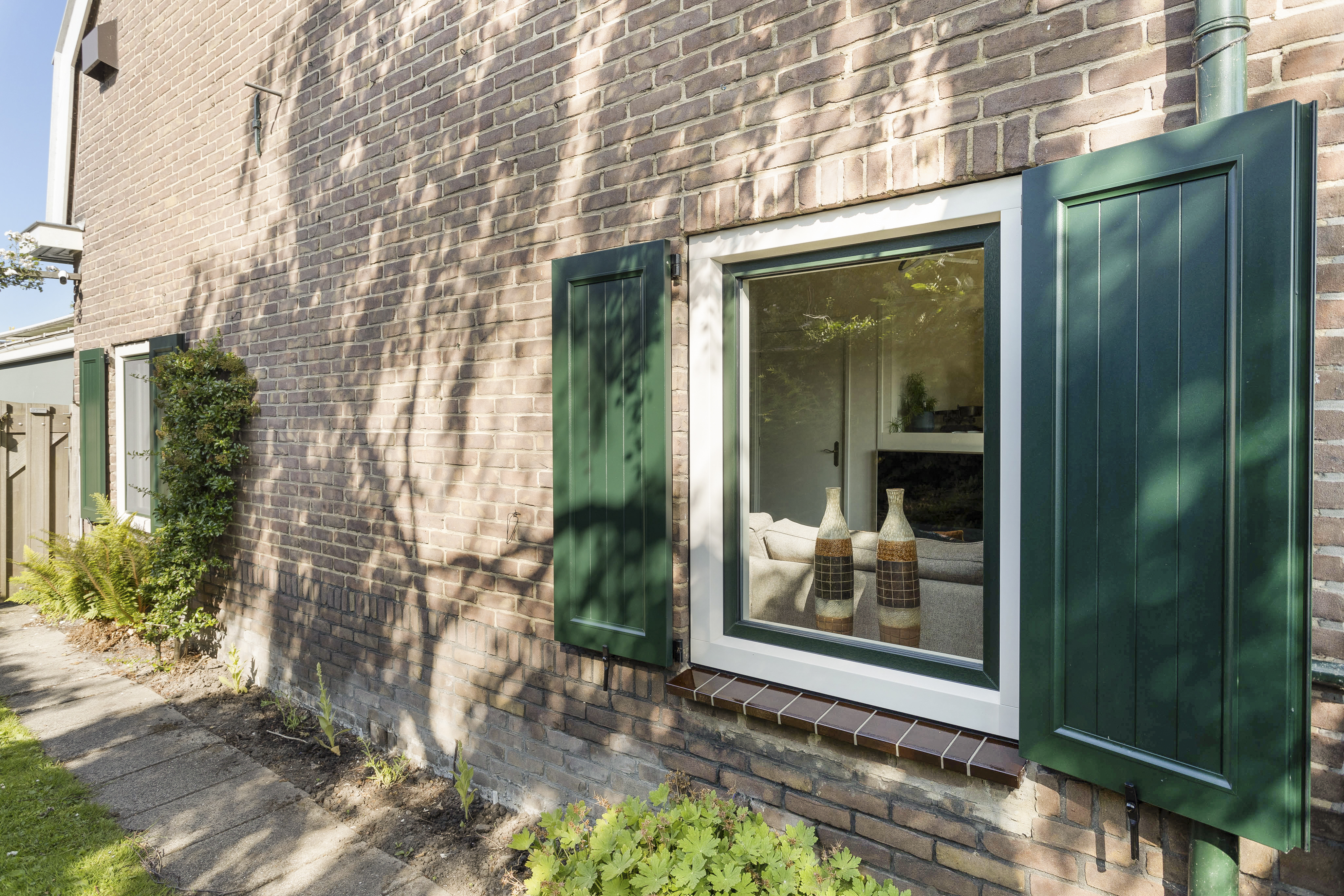 Vast Raam Met Dennegroene Luiken