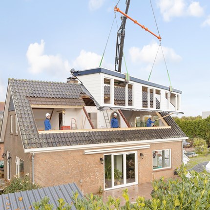 De ‘kant-en-klare’ prefab dakkapel wordt aan uw dak bevestigd