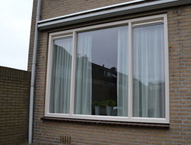 Kunststof kozijn met drie raamdelen in wit met twee ventilatieroosters